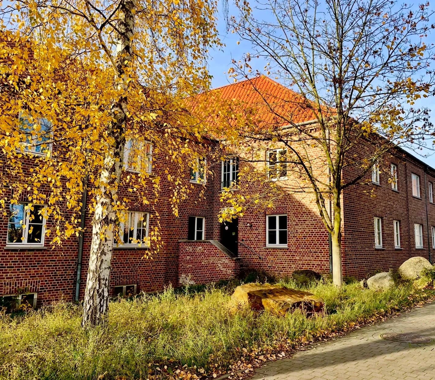 LUNG-Gebäude in Güstrow an einem schönen Herbsttag. Blick auf das Gebäude des Landesamts für Umwelt, Naturschutz und Geologie an einem Herbsttag in Güstrow.
